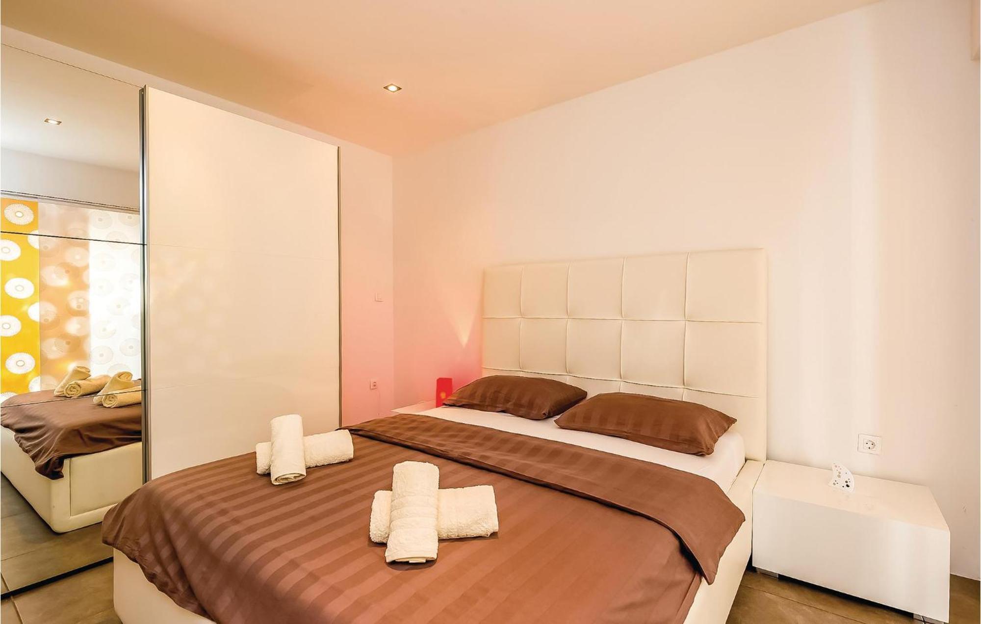 Amazing apartment in Crikvenica with 2 Bedrooms, WiFi&Indoor swimming pool Buitenkant foto