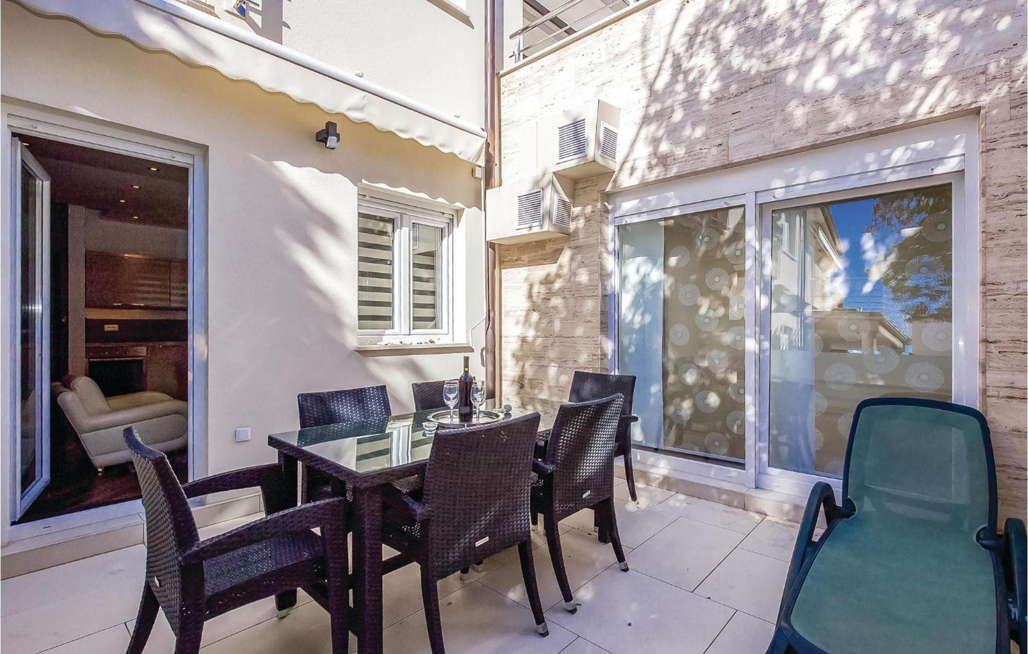 Amazing apartment in Crikvenica with 2 Bedrooms, WiFi&Indoor swimming pool Buitenkant foto