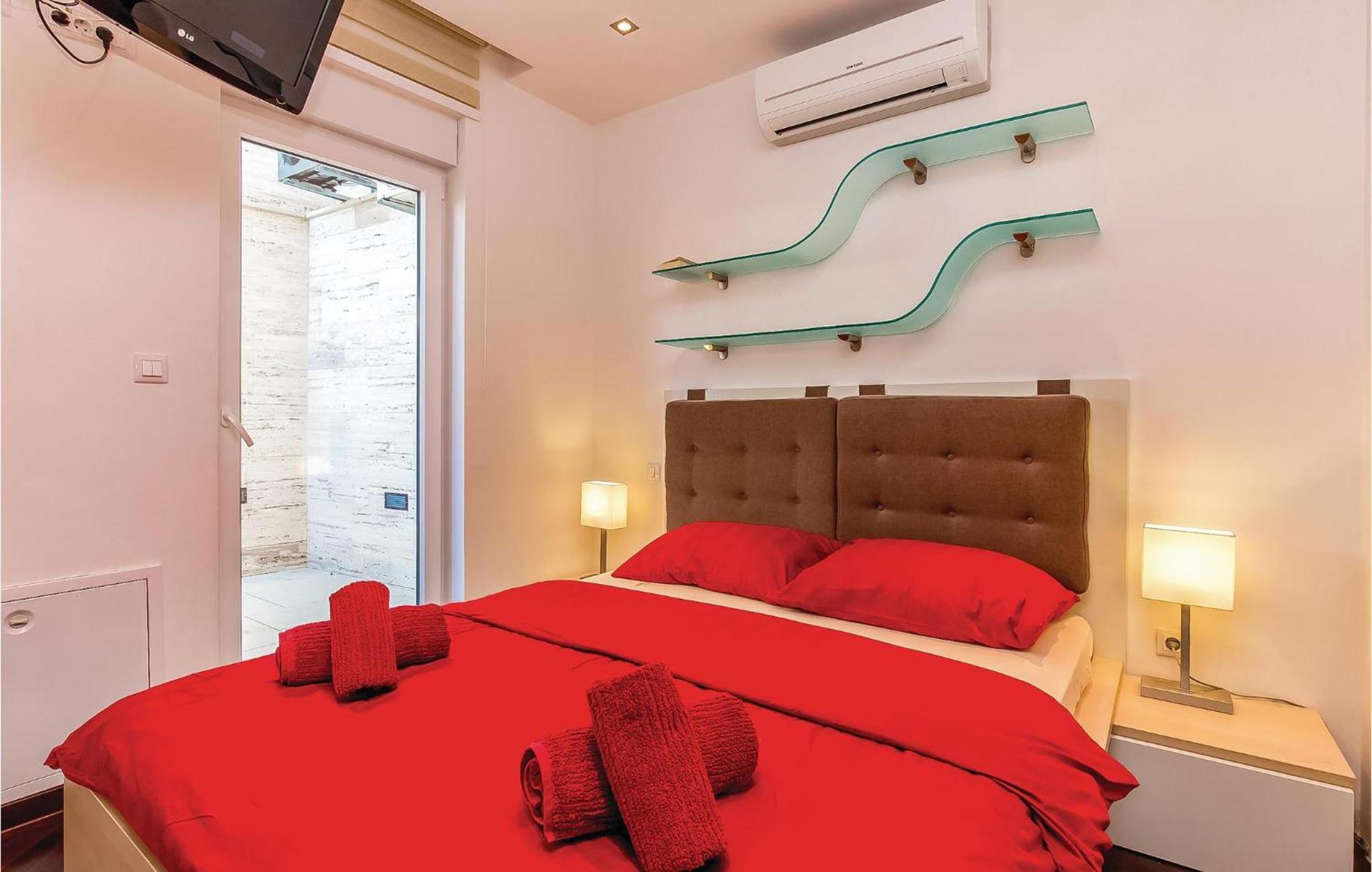 Amazing apartment in Crikvenica with 2 Bedrooms, WiFi&Indoor swimming pool Buitenkant foto