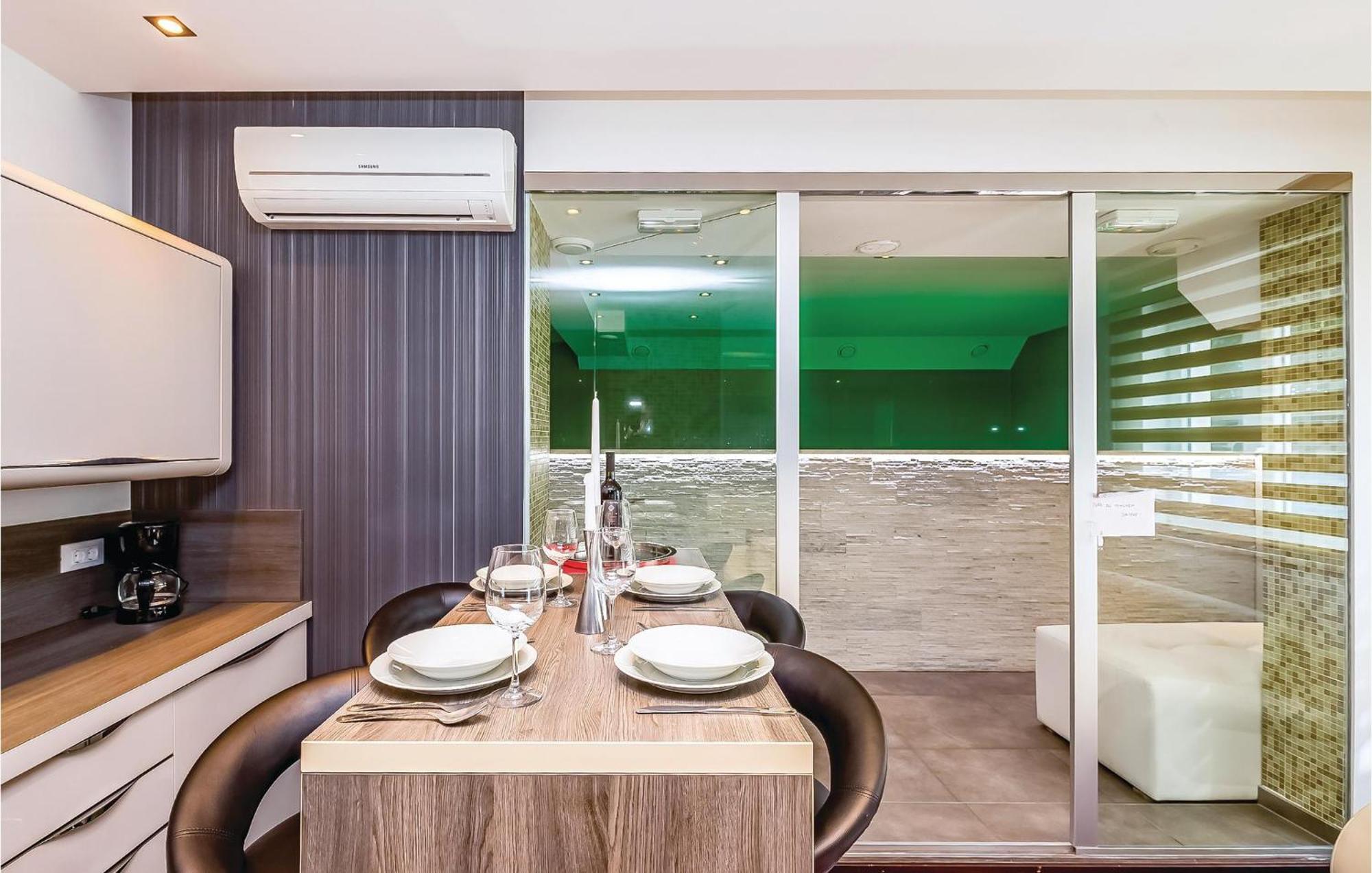 Amazing apartment in Crikvenica with 2 Bedrooms, WiFi&Indoor swimming pool Buitenkant foto
