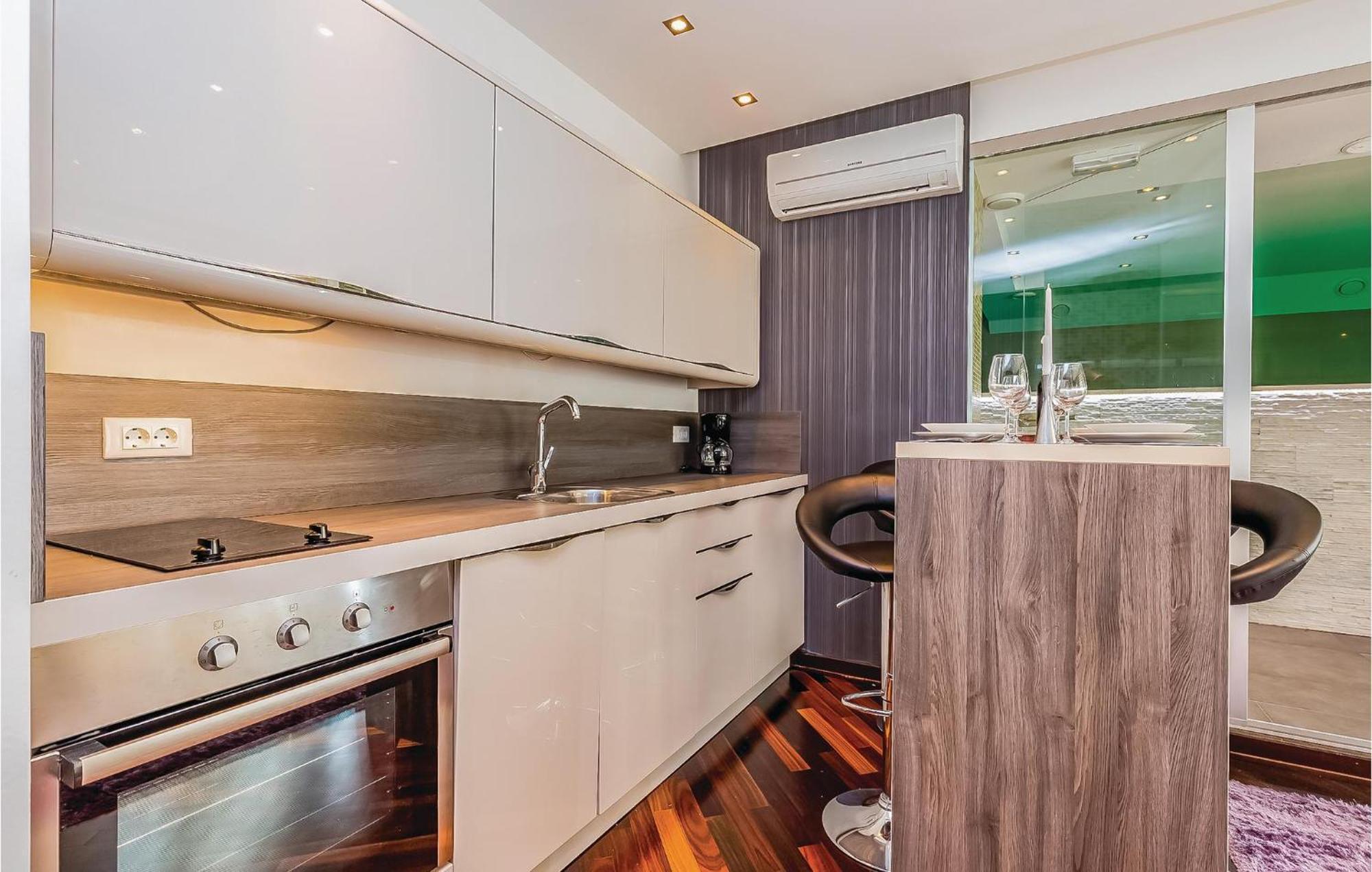 Amazing apartment in Crikvenica with 2 Bedrooms, WiFi&Indoor swimming pool Buitenkant foto