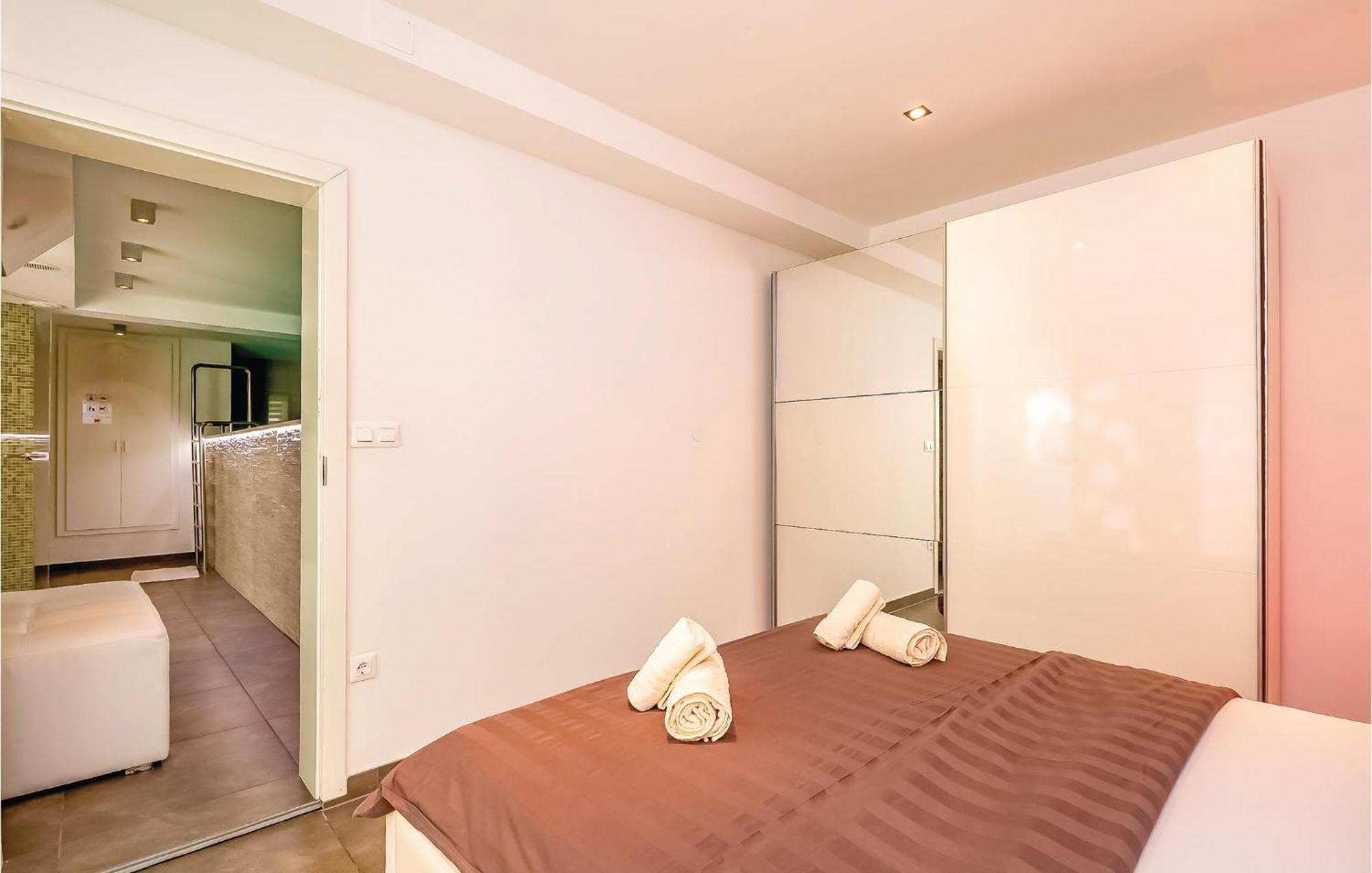 Amazing apartment in Crikvenica with 2 Bedrooms, WiFi&Indoor swimming pool Buitenkant foto