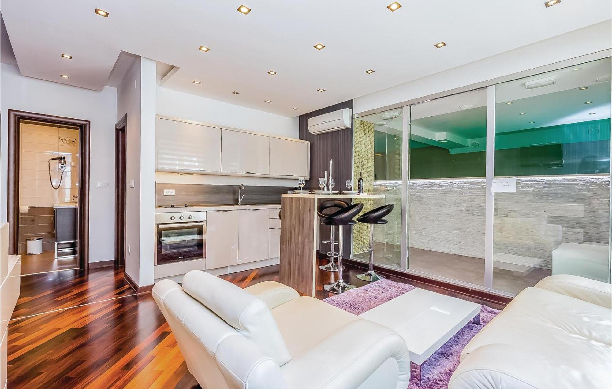 Amazing apartment in Crikvenica with 2 Bedrooms, WiFi&Indoor swimming pool Buitenkant foto
